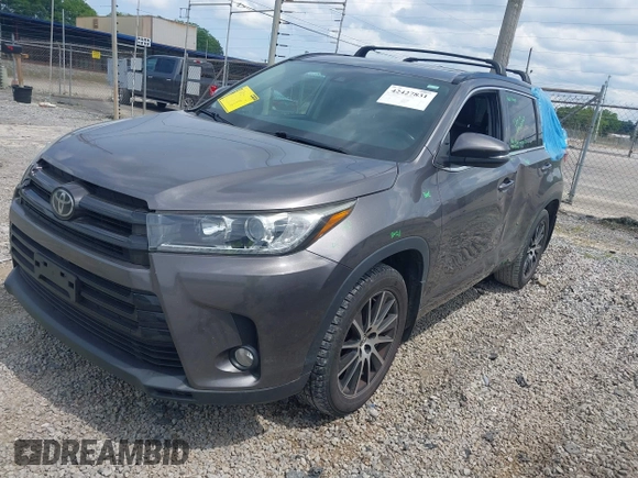 2018 Toyota Highlander SE z VIN 5TDJZRFH6JS495380, wystawiony jako IAAI lot #42427831 z przebiegiem 117 159 mil mil oraz . Historia ofert i sprzedaży dostępna na DreamBid. Obrazek 2.