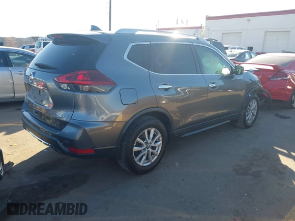 2020 Nissan Rogue SV z VIN KNMAT2MT0LP521582, wystawiony jako IAAI lot #41679439 z przebiegiem 128 541 mil mil oraz . Historia ofert i sprzedaży dostępna na DreamBid. Obrazek 4.