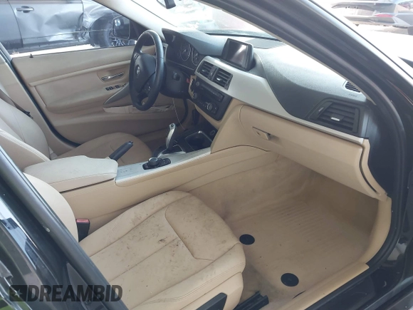 2013 BMW 3 Series 320i xDrive z VIN WBA3C3C56DF982906, wystawiony jako IAAI lot #42395925 z przebiegiem 117 880 mil mil oraz . Historia ofert i sprzedaży dostępna na DreamBid. Obrazek 5.