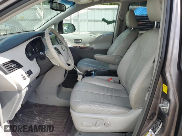 2011 Toyota Sienna XLE z VIN 5TDDK3DCXBS014134, wystawiony jako Copart lot #55124725 z przebiegiem 193 629 mil mil oraz Szkoda całkowita • Salvage title. Historia ofert i sprzedaży dostępna na DreamBid. Obrazek 7.