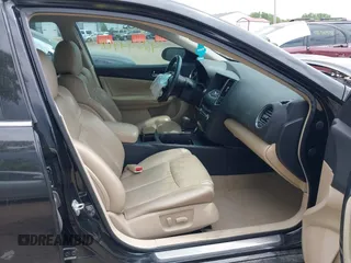 2013 Nissan Maxima SV z VIN 1N4AA5AP3DC844165, wystawiony jako IAAI lot #42244988 z przebiegiem 105 937 mil mil oraz . Historia ofert i sprzedaży dostępna na DreamBid. Obrazek 5.