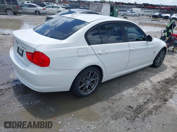 2011 BMW 3 Series 328i xDrive z VIN WBAPK5G57BNN81345, wystawiony jako IAAI lot #42756670 z przebiegiem 170 976 mil mil oraz . Historia ofert i sprzedaży dostępna na DreamBid. Obrazek 4.