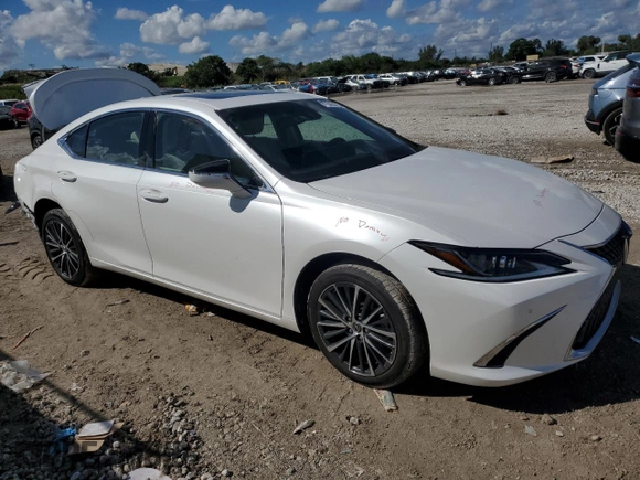 2023 Lexus ES with VIN 58ADA1C1XPU028551, listed as a Copart auction lot 47043315 with 25,088 mi miles and Salvage Title. Bid and sale history available at carsss.com. Image 4.