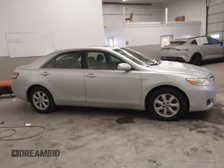 2010 Toyota Camry z VIN 4T4BF3EK4AR021612, wystawiony jako IAAI lot #41308791 z przebiegiem 329 133 mil mil oraz . Historia ofert i sprzedaży dostępna na DreamBid. Obrazek 13.