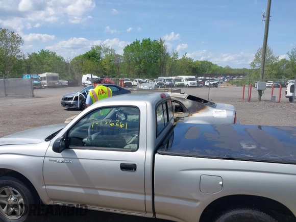 2003 Toyota Tacoma z VIN 5TENL42N63Z169165, wystawiony jako IAAI lot #42156261 z przebiegiem 106 813 mil mil oraz . Historia ofert i sprzedaży dostępna na DreamBid. Obrazek 14.
