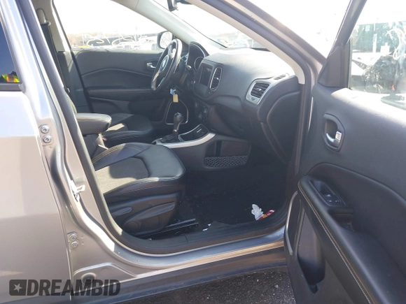 2019 Jeep Compass Altitude z VIN 3C4NJCBB9KT736881, wystawiony jako IAAI lot #41877957 z przebiegiem 63 566 mil mil oraz . Historia ofert i sprzedaży dostępna na DreamBid. Obrazek 5.