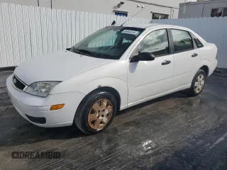 2007 Ford Focus S z VIN 1FAHP34N07W331020, wystawiony jako Copart lot #45483515 z przebiegiem 80 981 mil mil oraz Czysty tytuł • Clean title. Historia ofert i sprzedaży dostępna na DreamBid. Obrazek 1.