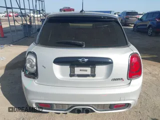 2015 MINI Hardtop 4 Door S z VIN WMWXU3C55F2B66314, wystawiony jako IAAI lot #42211312 z przebiegiem 101 395 mil mil oraz . Historia ofert i sprzedaży dostępna na DreamBid. Obrazek 16.