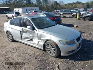 2009 BMW 3 Series 328i z VIN WBAPH73589E128068, wystawiony jako IAAI lot #41888933 z przebiegiem 137 166 mil mil oraz . Historia ofert i sprzedaży dostępna na DreamBid. Obrazek 1.