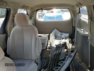 2014 Toyota Sienna LE AAS z VIN 5TDKK3DC1ES468896, wystawiony jako Copart lot #60520405 z przebiegiem 239 779 mil mil oraz Szkoda całkowita • Salvage title. Historia ofert i sprzedaży dostępna na DreamBid. Obrazek 10.