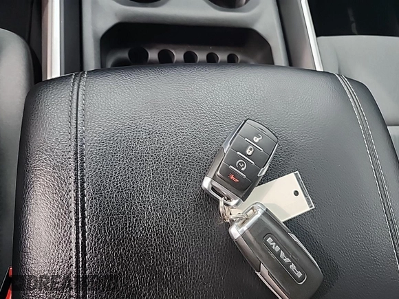 2022 Ram 1500 Big Horn z VIN 1C6RRFFG7NN179014, wystawiony jako IAAI lot #42526383 z przebiegiem 84 273 mil mil oraz . Historia ofert i sprzedaży dostępna na DreamBid. Obrazek 9.