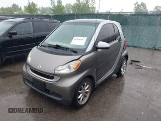 2009 Smart fortwo Pure z VIN WMEEJ31X49K226366, wystawiony jako IAAI lot #42430117 z przebiegiem 107 962 mil mil oraz . Historia ofert i sprzedaży dostępna na DreamBid. Obrazek 6.