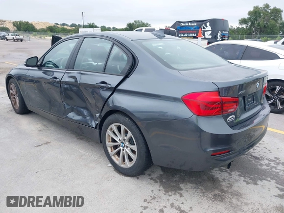 2016 BMW 3 Series 320i xDrive z VIN WBA8A3C53GK551754, wystawiony jako IAAI lot #42399516 z przebiegiem 135 571 mil mil oraz . Historia ofert i sprzedaży dostępna na DreamBid. Obrazek 3.