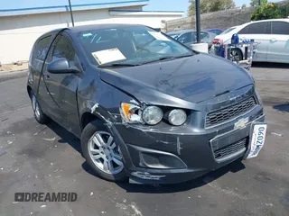 2016 Chevrolet Sonic LT z VIN 1G1JC6SH3G4142128, wystawiony jako IAAI lot #42697929 z przebiegiem 123 110 mil mil oraz . Historia ofert i sprzedaży dostępna na DreamBid. Obrazek 1.