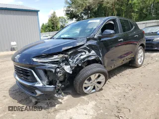 2024 Buick Encore GX Preferred z VIN KL4AMCSL2RB048368, wystawiony jako Copart lot #56552095 z przebiegiem Nie podano mil oraz Szkoda całkowita • Salvage title. Historia ofert i sprzedaży dostępna na DreamBid. Obrazek 1.