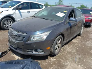 2014 Chevrolet Cruze 1LT z VIN 1G1PC5SB1E7424084, wystawiony jako IAAI lot #42414396 z przebiegiem 142 488 mil mil oraz . Historia ofert i sprzedaży dostępna na DreamBid. Obrazek 2.