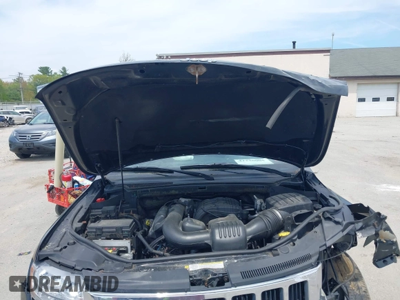 2011 Jeep Grand Cherokee Laredo z VIN 1J4RR4GG0BC547689, wystawiony jako IAAI lot #42230005 z przebiegiem 192 361 mil mil oraz . Historia ofert i sprzedaży dostępna na DreamBid. Obrazek 10.