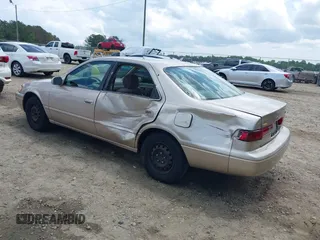 1997 Toyota Camry LE z VIN 4T1BG22K7VU818805, wystawiony jako IAAI lot #42105925 z przebiegiem 140 960 mil mil oraz . Historia ofert i sprzedaży dostępna na DreamBid. Obrazek 3.