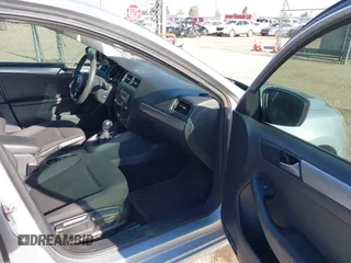 2015 Volkswagen Jetta SE с VIN 3VWD17AJ2FM281820, выставлен на аукционе IAAI как лот 42476717 с пробегом 147 815 миль миль и . История ставок и продаж доступна на DreamBid. Изображение 5.