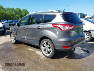 2013 Ford Escape Titanium z VIN 1FMCU0J95DUB46340, wystawiony jako IAAI lot #42168222 z przebiegiem 108 268 mil mil oraz . Historia ofert i sprzedaży dostępna na DreamBid. Obrazek 3.
