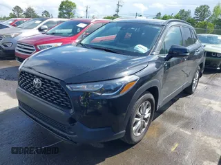 2022 Toyota Corolla Cross LE z VIN 7MUCAAAG8NV037030, wystawiony jako IAAI lot #42014483 z przebiegiem 39 146 mil mil oraz . Historia ofert i sprzedaży dostępna na DreamBid. Obrazek 17.
