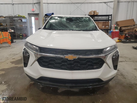 2025 Chevrolet Trax LS with VIN KL77LFEPXSC090514, listed as a Copart auction lot 46413775 with 7,077 mi miles and Salvage Title. Bid and sale history available at carsss.com. Image 5.