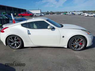 2013 Nissan 370Z z VIN JN1AZ4EH4DM380820, wystawiony jako IAAI lot #41547638 z przebiegiem 118 222 mil mil oraz . Historia ofert i sprzedaży dostępna na DreamBid. Obrazek 13.
