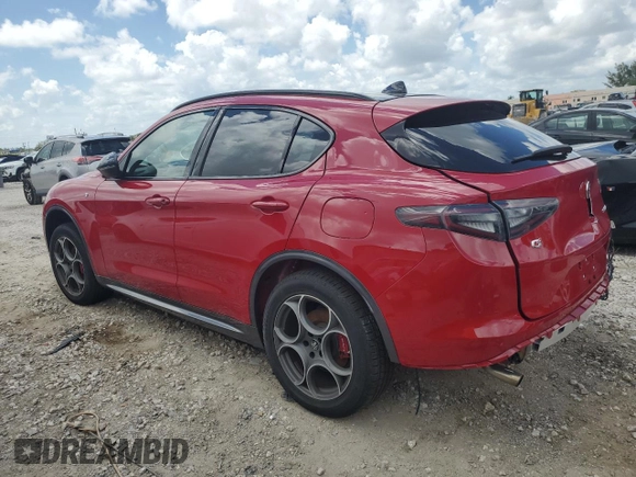 2024 Alfa Romeo Stelvio Ti z VIN ZASPAKBN7R7D70650, wystawiony jako Copart lot #63220614 z przebiegiem 8 078 mil mil oraz Nie do naprawy • Non repairable. Historia ofert i sprzedaży dostępna na DreamBid. Obrazek 2.