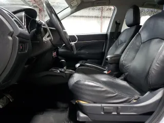 2016 Mitsubishi Outlander SEL z VIN JA4AR4AW5GZ038621, wystawiony jako Copart lot #82545934 z przebiegiem 56 503 mil mil oraz Szkoda całkowita • Salvage title. Historia ofert i sprzedaży dostępna na DreamBid. Obrazek 7.