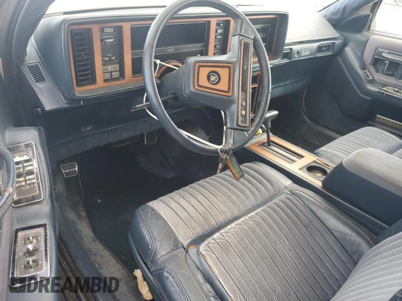 1987 Cadillac Seville z VIN 1G6KS518XHU812739, wystawiony jako Copart lot #79308574 z przebiegiem Nie podano mil oraz Szkoda całkowita • Salvage title. Historia ofert i sprzedaży dostępna na DreamBid. Obrazek 8.