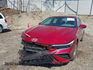 2025 Hyundai Elantra SE z VIN KMHLL4DG4SU856802, wystawiony jako IAAI lot #42102646 z przebiegiem 1 555 mil mil oraz . Historia ofert i sprzedaży dostępna na DreamBid. Obrazek 6.