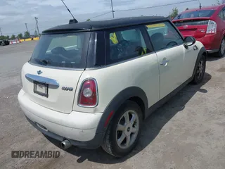 2009 MINI Hardtop z VIN WMWMF33569TU75508, wystawiony jako IAAI lot #42090523 z przebiegiem 247 856 mil mil oraz . Historia ofert i sprzedaży dostępna na DreamBid. Obrazek 4.