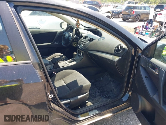 2011 Mazda 3 i Touring z VIN JM1BL1VG3B1398409, wystawiony jako IAAI lot #42281126 z przebiegiem 134 001 mil mil oraz . Historia ofert i sprzedaży dostępna na DreamBid. Obrazek 5.