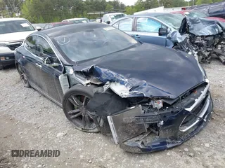 2014 Tesla Model S 60 z VIN 5YJSA1H15EFP43884, wystawiony jako IAAI lot #41993180 z przebiegiem 78 305 mil mil oraz . Historia ofert i sprzedaży dostępna na DreamBid. Obrazek 1.