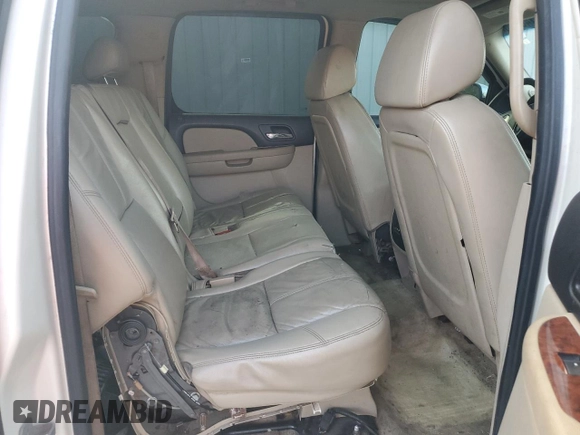 2008 Chevrolet Suburban LTZ z VIN 1GNFC16048R228113, wystawiony jako Copart lot #44743795 z przebiegiem 252 236 mil mil oraz Szkoda całkowita • Salvage title. Historia ofert i sprzedaży dostępna na DreamBid. Obrazek 11.
