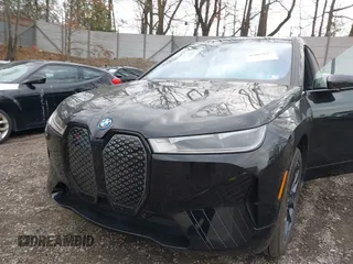 2025 BMW iX xDrive50 z VIN WB523CF00SCT84335, wystawiony jako IAAI lot #42002627 z przebiegiem 3241 mil mil oraz . Historia ofert i sprzedaży dostępna na DreamBid. Obrazek 22.