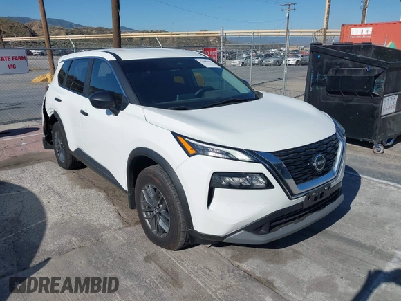 2023 Nissan Rogue S z VIN 5N1BT3AA8PC930807, wystawiony jako IAAI lot #42380612 z przebiegiem 5 050 mil mil oraz . Historia ofert i sprzedaży dostępna na DreamBid. Obrazek 1.