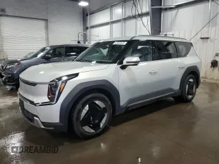 2024 Kia EV9 Wind z VIN KNDAFFS58R6018738, wystawiony jako Copart lot #47033525 z przebiegiem 18 434 mil mil oraz Szkody całkowita. Historia ofert i sprzedaży dostępna na DreamBid. Obrazek 1.