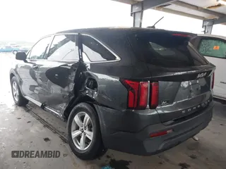 2022 Kia Sorento LX z VIN 5XYRG4LC9NG076804, wystawiony jako IAAI lot #42288908 z przebiegiem 56 750 mil mil oraz . Historia ofert i sprzedaży dostępna na DreamBid. Obrazek 3.