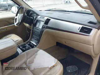 2009 Cadillac Escalade z VIN 1GYFK23269R124693, wystawiony jako IAAI lot #42242246 z przebiegiem 184 973 mil mil oraz . Historia ofert i sprzedaży dostępna na DreamBid. Obrazek 5.