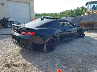 2018 Chevrolet Camaro 1SS z VIN 1G1FF1R7XJ0102124, wystawiony jako IAAI lot #42292031 z przebiegiem 117 098 mil mil oraz . Historia ofert i sprzedaży dostępna na DreamBid. Obrazek 4.