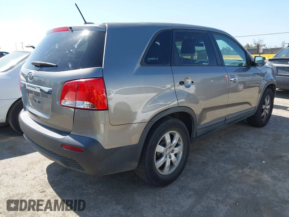 2012 Kia Sorento LX z VIN 5XYKT4A13CG286746, wystawiony jako IAAI lot #42427794 z przebiegiem 233 627 mil mil oraz . Historia ofert i sprzedaży dostępna na DreamBid. Obrazek 4.