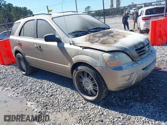 2008 Kia Sorento LX z VIN KNDJD735785851672, wystawiony jako IAAI lot #41417473 z przebiegiem 173 202 mil mil oraz . Historia ofert i sprzedaży dostępna na DreamBid. Obrazek 1.