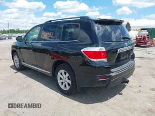 2011 Toyota Highlander z VIN 5TDBK3EH5BS090250, wystawiony jako IAAI lot #42216937 z przebiegiem 191 201 mil mil oraz . Historia ofert i sprzedaży dostępna na DreamBid. Obrazek 3.