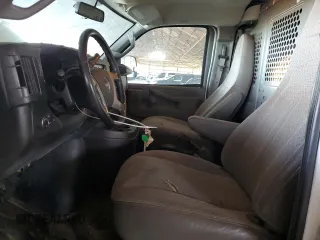 2017 GMC Savana Cargo z VIN 1GTW7AFF0H1296957, wystawiony jako Copart lot #58577405 z przebiegiem 186 773 mil mil oraz Tytuł czysty. Historia ofert i sprzedaży dostępna na DreamBid. Obrazek 7.