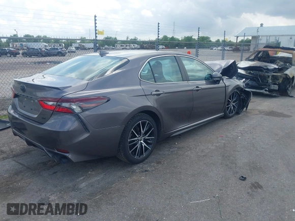 2022 Toyota Camry SE z VIN 4T1G11AK0NU057778, wystawiony jako IAAI lot #42094950 z przebiegiem 115 649 mil mil oraz . Historia ofert i sprzedaży dostępna na DreamBid. Obrazek 4.