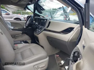 2020 Toyota Sienna XLE z VIN 5TDDZ3DC4LS232650, wystawiony jako IAAI lot #42332566 z przebiegiem 141 971 mil mil oraz . Historia ofert i sprzedaży dostępna na DreamBid. Obrazek 5.