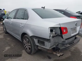 2005 Volkswagen Jetta z VIN 3VWDG71K85M603060, wystawiony jako IAAI lot #42106030 z przebiegiem 152 666 mil mil oraz . Historia ofert i sprzedaży dostępna na DreamBid. Obrazek 3.