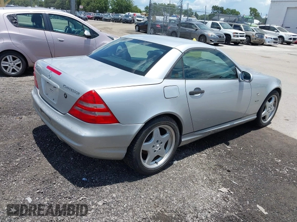 1999 Mercedes-Benz SLK 230/320 with VIN WDBKK47F1XF133747, listed as a IAAI auction lot 42611194 with Not provided miles and . Bid and sale history available at DreamBid. Image 4.