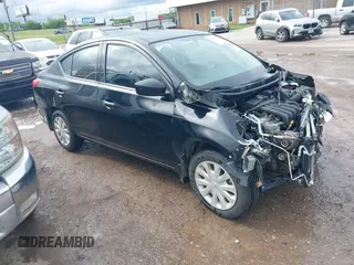 2016 Nissan Versa S z VIN 3N1CN7AP3GL907876, wystawiony jako IAAI lot #42134165 z przebiegiem 75 869 mil mil oraz . Historia ofert i sprzedaży dostępna na DreamBid. Obrazek 1.